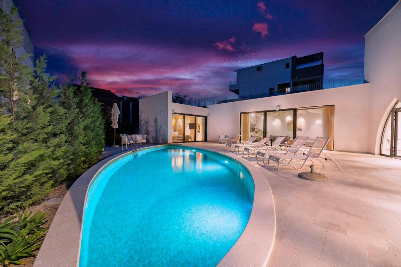 Villa Jerry'S Palace - Modern Villa Close To The Beach Srima Bagian luar foto